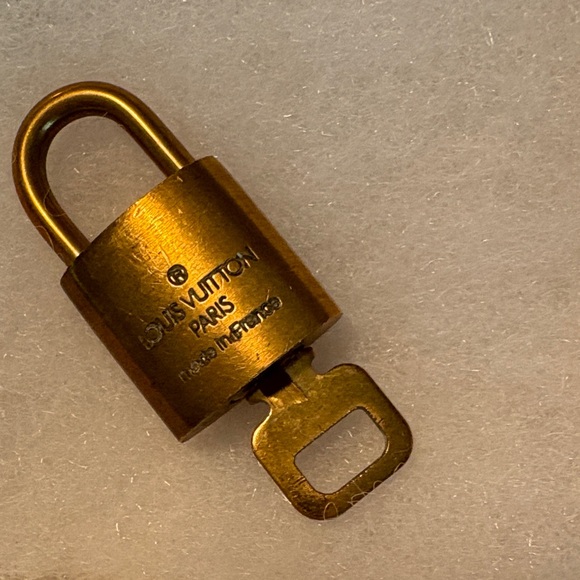 Luxury Brass Padlock Keychain-# 311 - Picture 3 of 6